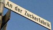 Strassenschild "An der Zuckerfabrik" © NDR 