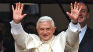 Papst Benedikt XVI. winkt mit erhobenen Armen © dpa Foto: Federico Gambarini