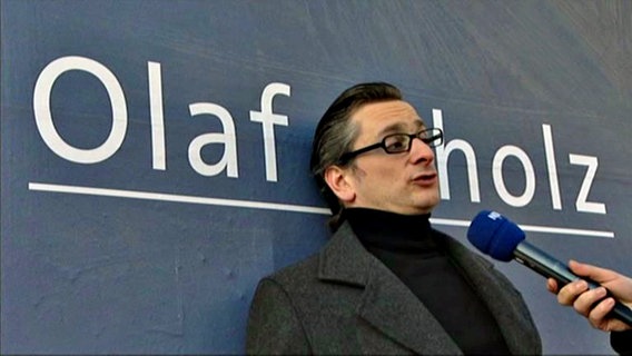 Johannes Schlüter vor einem Wahlplakat der SPD in Hamburg © NDR 