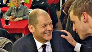 Tobias Schlegl beglückwünscht Olaf Scholz bereits vorab zum Wahl-Erfolg (Screenshot) © NDR 