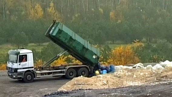 Lastwagen lädt Müllsäcke ab © NDR 