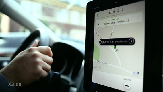 Ein Tablet zeigt eine Karte vom alternativen Taxi-Dienst "Uber".  