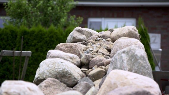 Mauerkrone einer Feldsteinmauer © NDR/nonfiction planet 