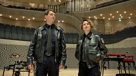 Daniel Schirmer (Sven Fricke, l.) und Nina Sieveking (Wanda Perdelwitz, r.) sind sichtlich beeindruckt vom großen Saal der Elbphilharmonie. © ARD/Thorsten Jander 