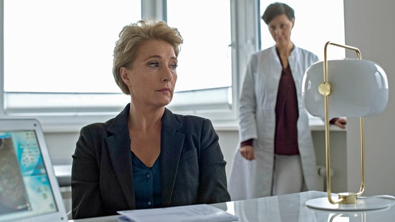 Frau Küppers (Saskia Fischer, l.) erhält von Dr. Vera Wagner (Maureen Havlena, r.) eine schockierende Diagnose. © NDR/ARD/Thorsten Jander 