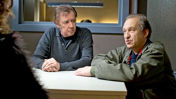 Wiedersehen mit Lothar Krüger (Peter Heinrich Brix, r.). Dirk Matthies (Jan Fedder, l.) glaubt nicht, dass sein ehemaliger Kollege nach einem schweren Unfall Fahrerflucht begangen hat. © NDR/ARD/Thorsten Jander 