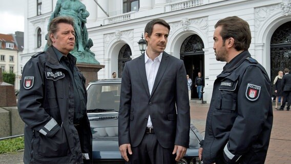 Dirk Matthies (Jan Fedder, l.) und Paul Dänning (Jens Münchow, r.) ermitteln zu einer Serie von Autodiebstählen. Der ehemalige Autoknacker Finn Bornhalm (Philipp Baltus, M.) beteuert seine Unschuld, er will heute im Altonaer Rathaus die Frau seiner Träume heiraten. Dirk Matthies (Jan Fedder, l.) und Paul Dänning (Jens Münchow, r.) ermitteln zu einer Serie von Autodiebstählen. Der ehemalige Autoknacker Finn Bornhalm (Philipp Baltus, M.) beteuert seine Unschuld, er will heute im Altonaer Rathaus die Frau seiner Träume heiraten. © © ARD/Thorsten Jander