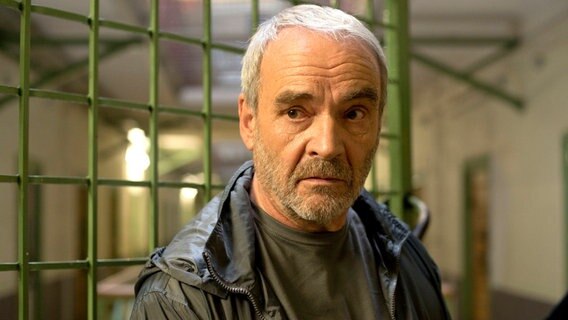 Der Sexualstraftäter Hans-Werner Radtke (Walter Kreye) wird nach 30 Jahren Haft aus der Sicherheitsverwahrung entlassen. Der Sexualstraftäter Hans-Werner Radtke (Walter Kreye) wird nach 30 Jahren Haft aus der Sicherheitsverwahrung entlassen. © NDR/ARD/Thorsten Jander