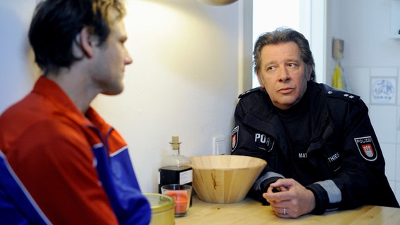 Dirk Matthies (Jan Fedder, r.) vernimmt Arne Scholz (Peter Sikorski, l.), den Nachbarn des Diebstahlopfers. © NDR/ARD/Markus Hertrich 