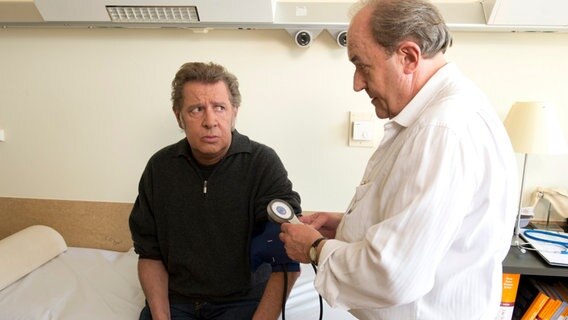 Dirk Matthies (Jan Fedder, l.) hat sich endlich durchgerungen, zur Nachuntersuchung zu Dr. LIndberg (Michael Prelle, r.) zu gehen. Angespannt wartet er auf die Diagnose. © NDR/ARD/Thorsten Jander 