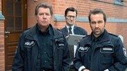 Die Polizeidirektion hat den peniblen Controller Benjamin Lindner-Stoll (Ingo Naujoks, M.) auf Dirk Matthies (Jan Fedder, l.) und Paul Dänning (Jens Münchow, r.) angesetzt. © NDR/ARD/Thorsten Jander 
