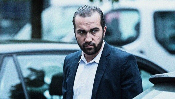 Paul Dänning (Jens Münchow) übernimmt im Auftrag des LKA einen gefährlichen Job - als Double eines Kronzeugen, der gegen die Mafia aussagen will, soll er potenzielle Killer ablenken. © NDR/ARD/Thorsten Jander 