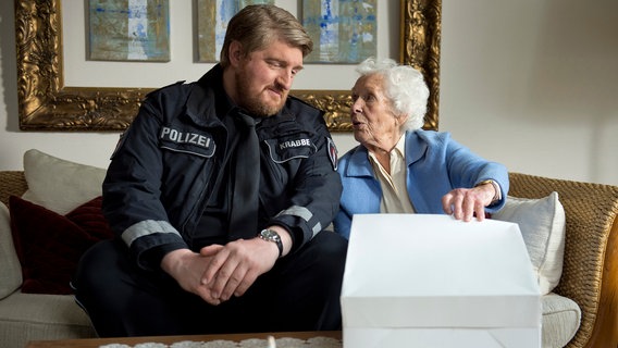 Hannes Krabbe (Marc Zwinz, l.) kann mit Rentnerin Josefine Sommerkamp (Renate Delfs, r.) über sein Herzensthema sprechen, den einsamsten Wal der Welt. Hannes Krabbe (Marc Zwinz, l.) kann mit Rentnerin Josefine Sommerkamp (Renate Delfs, r.) über sein Herzensthema sprechen, den einsamsten Wal der Welt. © NDR/ARD/Thorsten Jander
