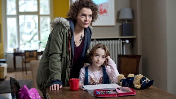 Trauriger Geburtstag: die alleinerziehende Mutter Jenny Schindler (Karoline Bär, l.) und ihre Tochter Charleen (Milena Kühnel, r.). © NDR/Thorsten Jander 