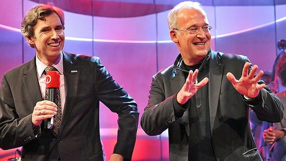 Hallo Niedersachsen Redaktionsleiter Thomas von Bötticher (rechts) und Radio-Bremen-Programmdirektor Dirk Hansen (links). Hallo Niedersachsen Redaktionsleiter Thomas von Bötticher (rechts) und Radio-Bremen-Programmdirektor Dirk Hansen (links). Foto: Michael Bahlo