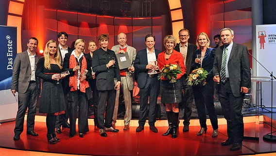 Jury und Preisträger/innen des Bremer Fernsehpreises 2011 auf der Bühne. © Radio Bremen Foto: Michael Bahlo