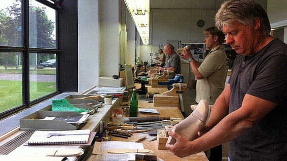 Mitarbeiter fertigten im Fagus-Werk in Alfeld Schuhleisten an. © NDR Foto: Karoline Grothe