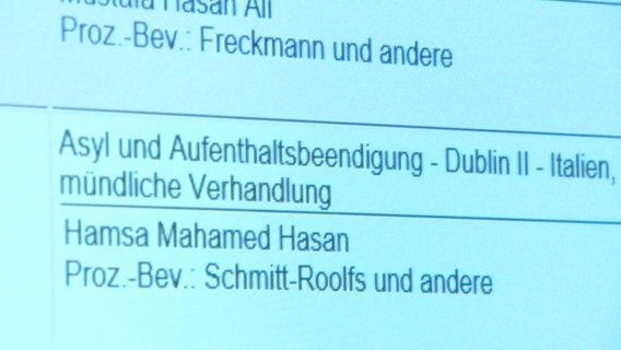 Auf einer elektronischen Anzeigetafel im Verwaltungsgericht in Hannover ist die mündliche Verhandlung von Hamsa Mahamed Hassan angezeigt. © NDR 