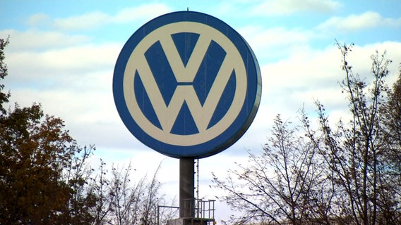 Das Bild zeigt das Volkswagen-Logo in Wolfsburg. © NDR 
