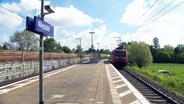 Ein Zug am Bahnsteig in Weddel © NDR 