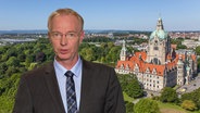 NDR Redakteur Thorsten Hapke im Schaltgespräch mit Tagesschau 24. Im Hintergrund ist das Rathaus von Hannover zu sehen. © NDR 