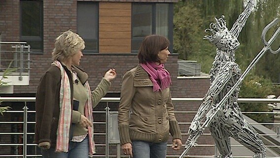 Ein Blick von Annemieke Kesselar-Klar und Sabine Schlemmer auf eine Skulptur. © NDR Foto: Screenshot