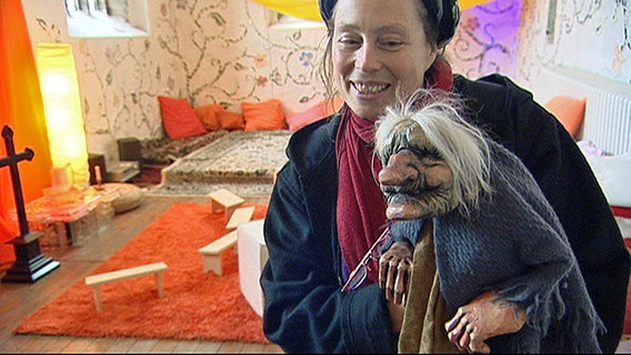Ruth Brockhausen mit einer Handpuppe. © NDR Foto: Screenshot