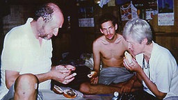 Werner Wallert (l), Sohn Marc Wallert und Renate Wallert in Geiselhaft auf Jolo, Philippinen © picture-alliance/dpa 