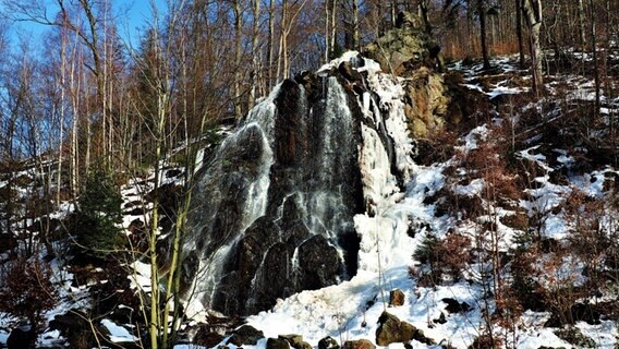 Ein Wasserfall, durch die Schneeschmelze trägt er mehr Wasser. © NDR Foto: Helmut Gleuel
