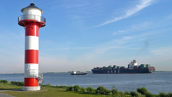 Elbe mit Leuchtturm und großem Containerschiff. © NDR Foto: Günther Metzinger, Jork