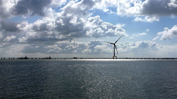 Nordsee mit Blick auf eine Löschbrücke und Offshore-Windrad. © NDR Foto: Hans Fischer, Wilhelmshaven