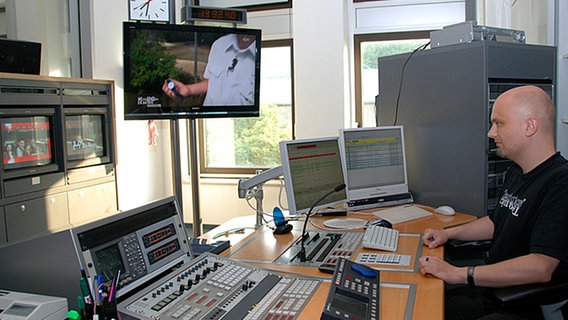 Der Produktionstechniker an seinem Arbeitsplatz  Foto: Christian Wütschner