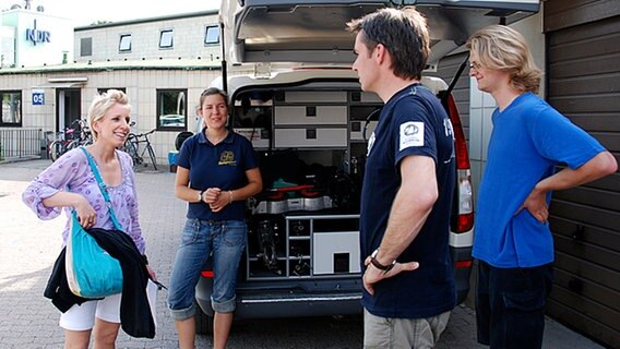 Kamerateam und Autorin besprechen den Dreh © NDR Foto: Christian Wütschner