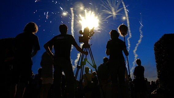 Kamerateam betrachtet Feuerwerk  Foto: Christian Wütschner