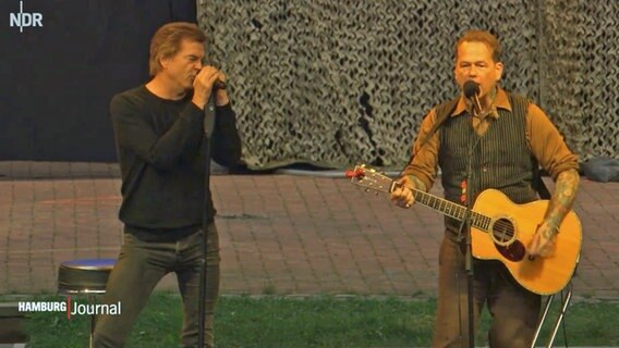Campino and guitarist Kuddel play the song on stage in Hamburg's Stadtpark.  © NDR 