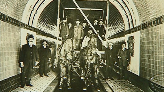 Ein Pferdewagen und mehrere Menschen im Alten Elbtunnel © NDR 