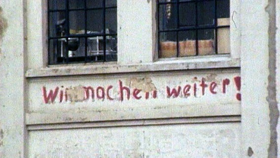 Schriftzug "Wir machen weiter" an der Fabrik in Altona.  