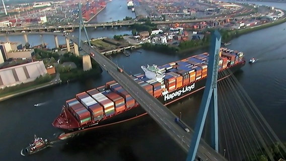 Containerschiff fährt unter der Köhlbrandbrücke durch.  