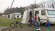 Flüchtlingskinder spielen Anfang der 1990er-Jahre vor Wohnwagen © NDR / Hamburg Journal 