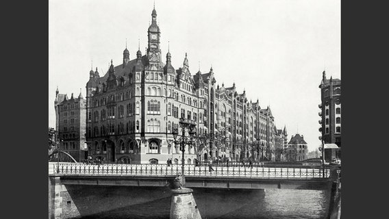 Zentrale der Hamburger Freihafen-Lagerhaus-Gesellschaft in der Speicherstadt im Jahr 1910. © Hamburger Hafen und Logistik AG Foto: Hamburger Hafen und Logistik AG