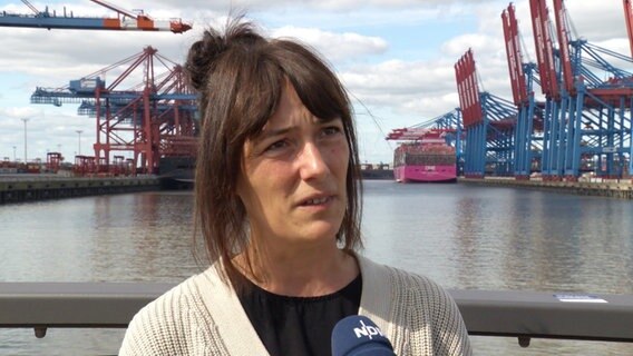 Jana Kamischke vom HHLA-Betriebsrat. © NDR Foto: Screenshot