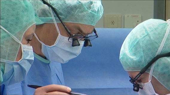 Ärzte in einem OP-Saal © NDR Foto: Screenshot