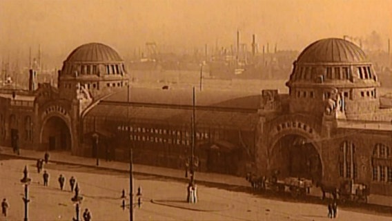 Die St. Pauli Landungsbrücken um 1909 © NDR 