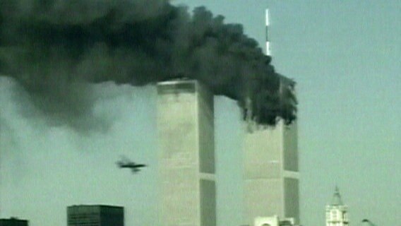Ein Flugzeug fliegt am 11. September 2001 in das World Trade Center in New York © NDR 