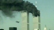 Ein Flugzeug fliegt am 11. September 2001 in das World Trade Center in New York © NDR 