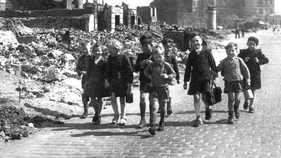 Schüler sind in der Nachkriegszeit auf dem Weg zur Schule © NDR 