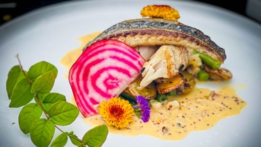 Fried fish with fried potatoes and mustard sauce is placed on a plate.  © NDR Photo: Dave Hänsel