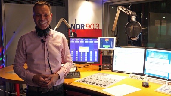 Moderator Ulf Ansorge im NDR 90,3 Studio. © NDR 