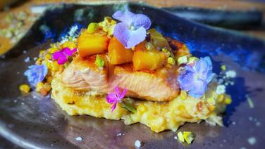 Salmon with peach and mashed potatoes with bacon © NDR Photo: Dave Hänsel