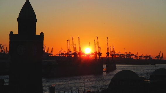 Sonnenuntergang über dem Hamburger Hafen. © NDR Foto: Ralf Meinders